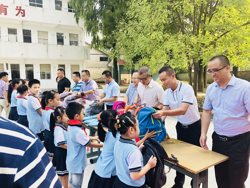 愛心助學(xué)點(diǎn)亮夢想&mdash;&mdash;安吉華都、華悅物業(yè)聯(lián)合開展愛心捐贈(zèng)活動(dòng)