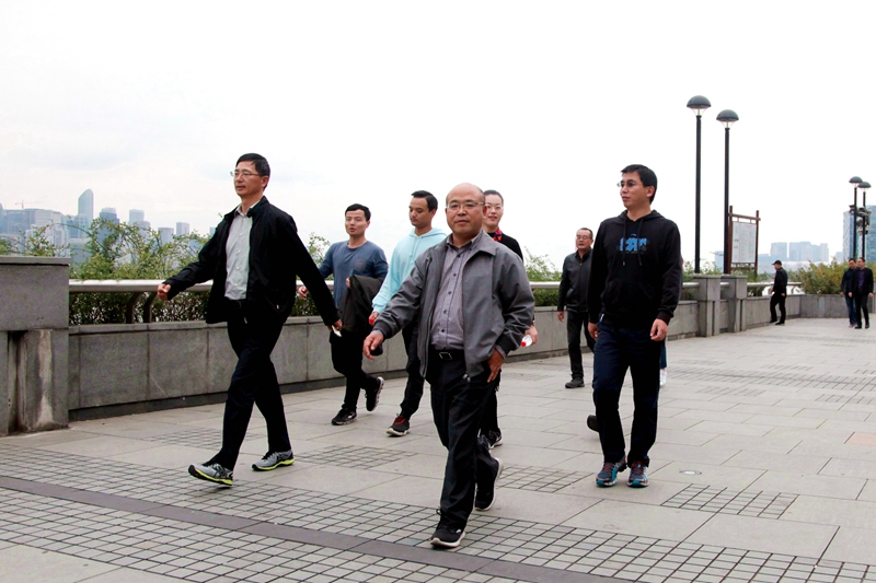 又逢金秋最美時，500多名浙農員工參加沿江健走