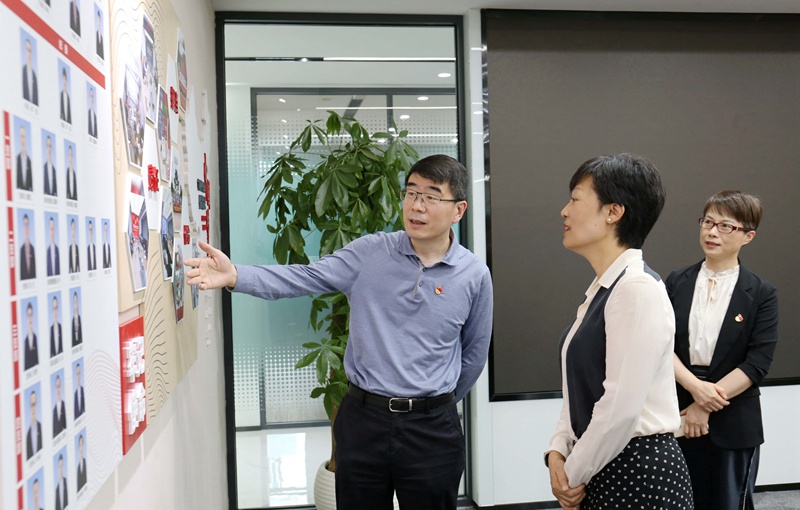 1622537520713998.jpg 參觀黨建室1(1)_副本.jpg