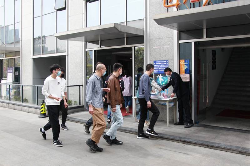 1648109915693357.jpg 工作人員在食堂門口監督提醒佩戴口罩_副本.jpg