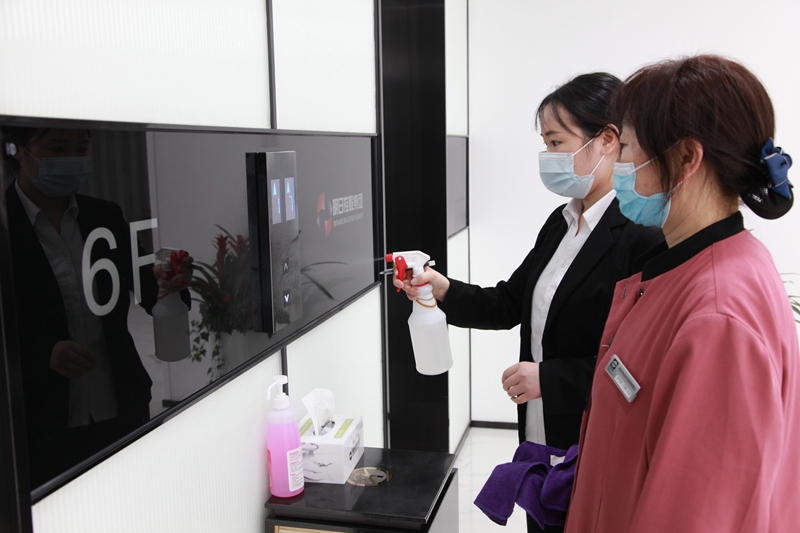1648109923418395.jpg 工作人員對電梯觸摸屏進行消殺_副本.jpg