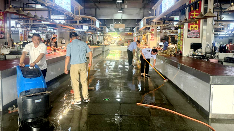 浦江農(nóng)批市場(chǎng)開(kāi)展衛(wèi)生整治運(yùn)動(dòng)